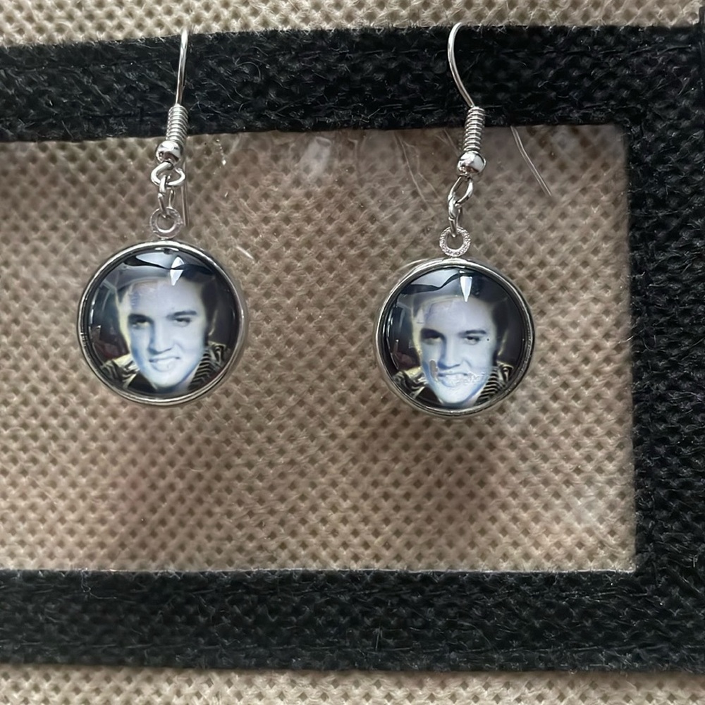 🖤Elvis earrings